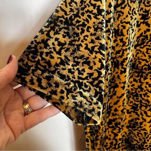 Vintage medium velvet leopard inspired turtleneck short sleeve top - Picture 12 of 15